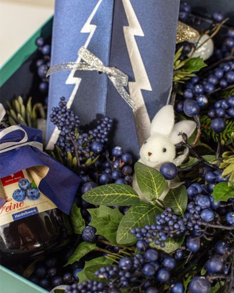 Setul cadou Blue Box cu coroană decorativă de Crăciun, ceai, dulceață și felicitare handmade, într-o cutie cu toartă