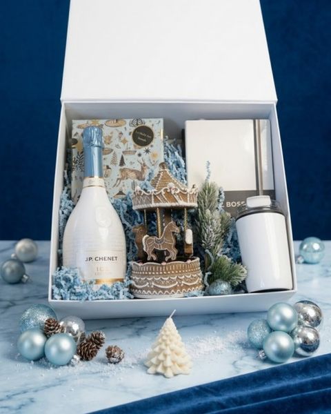 Setul cadou Blue-White cu șampanie, cană termos, jucărie muzicală de Crăciun și agendă Hugo Boss, într-o cutie cu închidere magnetică