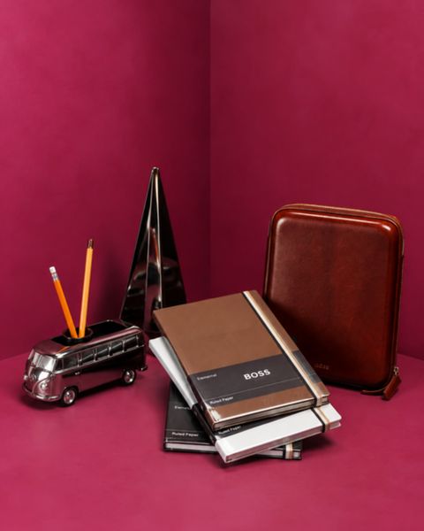 Setul cadou Boss cu organizatorul de birou Samba Bus, rigla Airplane Ruler, organizatorul Brown Travel Case și o agendă Hugo Boss