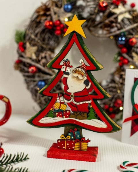 Cadoul pentru copii Christmas Box cu jucărie decorativă din lemn, cană de Crăciun, Nutella și dulciuri Kinder, într-o cutie kraft