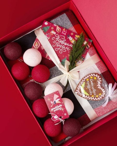 Cadoul pentru copii Christmas Mood cu pled, ghirlandă de Crăciun și turtă dulce, într-o cutie cadou roșie