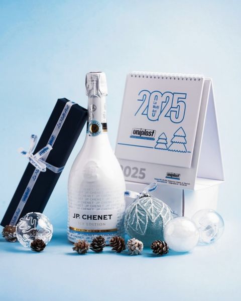 Setul cadou Christmas Village cu vin spumant, calendar personalizat, globuri din sticlă și bomboane cu marțipan, într-o cutie cu deschidere 3D