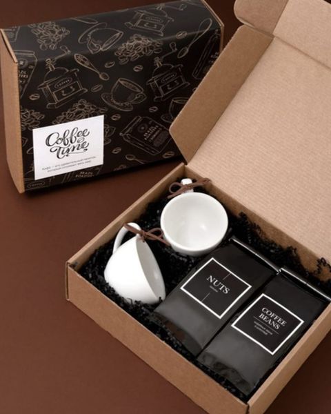 Setul cadou Coffee Time cu două căni albe, cafea și nuci în ciocolată, într-o cutie kraft