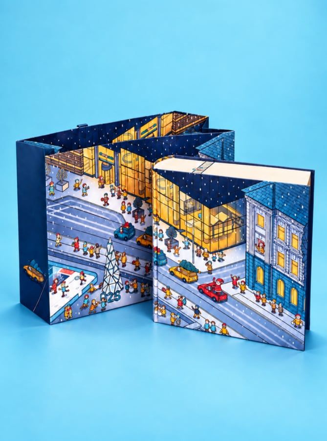Коробка в виде книги и подарочный пакет с одной иллюстрацией: зимний город с людьми, машинами и светящейся ёлкой