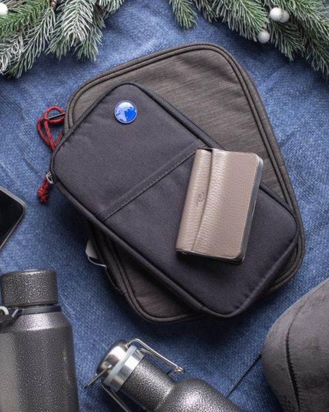 Setul cadou Travel Case cu organizator pentru documente, organizator pentru cabluri, termos și pernă de călătorie