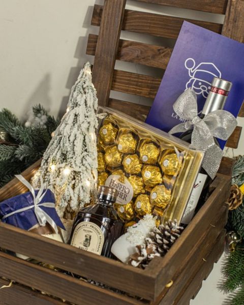 Setul cadou Wooden Box cu vin sau șampanie, bomboane Ferrero Rocher, cacao cu marshmallow și sirop, într-o lădiță din lemn